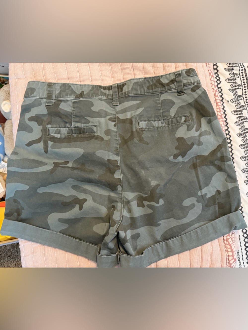 GAP Olive Green Camo Cargo Shorts - Picture 2 of 3